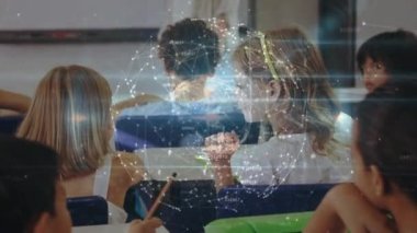 Sınıftaki okul çocukları üzerindeki bağlantı ağlarının animasyonu. küresel eğitim, dijital arayüz ve bağlantılar dijital olarak oluşturulmuş video konsepti.