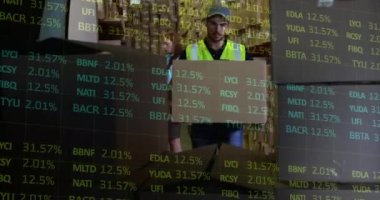 Kutuları arabaya koyan adamın veri işleme animasyonu. küresel sevkiyat, dağıtım ve bağlantılar konsepti dijital olarak oluşturulmuş video.