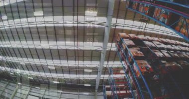 Boş bir depoda veri işleme animasyonu. küresel sevkiyat, dağıtım ve bağlantılar konsepti dijital olarak oluşturulmuş video.