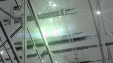 Depodaki rafların üzerinden bağlantı ağının animasyonu. küresel gönderim ve bağlantılar konsepti dijital olarak oluşturulmuş video.