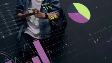 Akıllı telefon kullanan adamın istatistik ve veri işleme animasyonu. Dijital arayüz, bağlantılar ve teknoloji konsepti dijital olarak oluşturuldu.