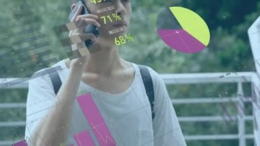 Akıllı telefon kullanan adamın istatistik ve veri işleme animasyonu. Dijital arayüz, bağlantılar ve teknoloji konsepti dijital olarak oluşturuldu.