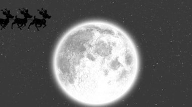 Kar yağarken ve dolunayda rengeyikleriyle kızakta Noel Baba 'nın canlandırması. Noel, gelenek ve kutlama konsepti dijital olarak oluşturuldu.