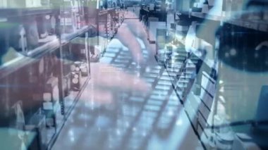 Depodaki rafların üzerinden bağlantı ağının animasyonu. küresel gönderim ve bağlantılar konsepti dijital olarak oluşturulmuş video.