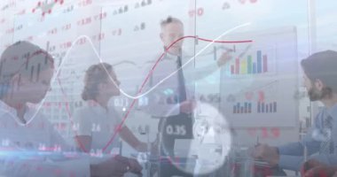 Ofisteki toplantı sırasında iş adamlarının finansal veri işleme animasyonu. 