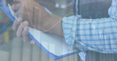 Depoda çalışan adamın istatistik ve mali veri işleme animasyonu. küresel gönderim ve bağlantılar konsepti dijital olarak oluşturulmuş video.