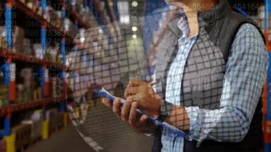 Erkek depo çalışanı üzerinde veri işleme animasyonu. küresel gönderim ve bağlantılar konsepti dijital olarak oluşturulmuş video.