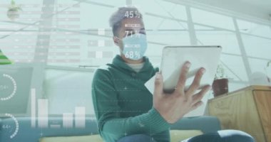 Ofiste tablet kullanarak maske takan iş adamlarının istatistiklerinin canlandırılması. global covid 19 salgın hastalık ve iş yeri konsepti dijital olarak oluşturulmuş video.