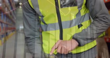 Depoda çalışan adamın veri işleme animasyonu. küresel sevkiyat, dağıtım ve bağlantılar konsepti dijital olarak oluşturulmuş video.