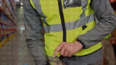 Erkek depo çalışanı üzerinde veri işleme animasyonu. küresel gönderim ve bağlantılar konsepti dijital olarak oluşturulmuş video.