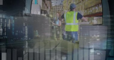 Kutuları arabaya koyan adamın veri işleme animasyonu. küresel sevkiyat, dağıtım ve bağlantılar konsepti dijital olarak oluşturulmuş video.