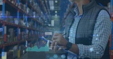 Depoda çalışan adamın istatistik ve mali veri işleme animasyonu. küresel gönderim ve bağlantılar konsepti dijital olarak oluşturulmuş video.