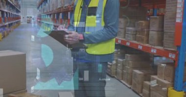 Depoda çalışan adamın veri işleme animasyonu. küresel sevkiyat, dağıtım ve bağlantılar konsepti dijital olarak oluşturulmuş video.