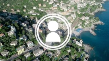 Modern sahil kasabasındaki binaları tarayan tek bir kişinin animasyonu. küresel iletişim ve ağ teknolojisi konsepti dijital olarak oluşturulmuş video.