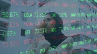 Akıllı telefon kullanan tesettürlü bir kadının finansal veri işleme animasyonu. küresel iş, finans, bağlantılar ve teknoloji konsepti dijital olarak oluşturulmuş video.