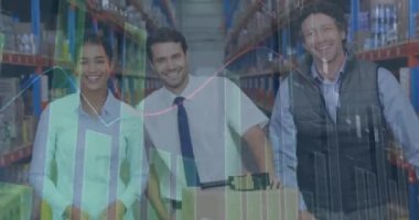 Depoda çalışan kadın ve erkeklerin istatistiklerinin ve finansal veri işlemlerinin animasyonu. küresel gönderim ve bağlantılar konsepti dijital olarak oluşturulmuş video.