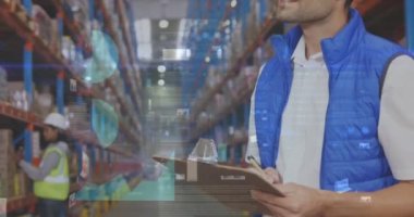 Depoda çalışan insanların veri işleme animasyonları. küresel sevkiyat, dağıtım ve bağlantılar konsepti dijital olarak oluşturulmuş video.