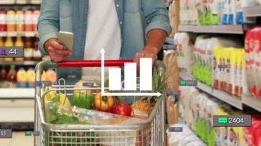 Akıllı telefon kullanarak süpermarketteki adam üzerinden grafik simgesi ve sosyal ağ bildirimlerinin animasyonu. küresel iletişim ve ağ teknolojisi arayüzü kavramı dijital olarak oluşturulmuş video.