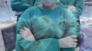 Yüz maskesi takan bir grup doktorun üzerinde İngiliz bayrağı animajı. küresel tıp, sağlık ve teknoloji konsepti dijital olarak üretilen video.