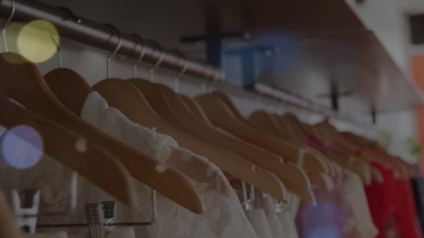 Animace Bokeh Světel Oblečení Visí Displeji Obchodě Módní Oděvní Byznys — Stock video