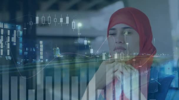 ヒジャーブ州の女性に対する財務データ処理のアニメーション 世界中のビジネス テクノロジーの概念がデジタルで生成され — ストック動画