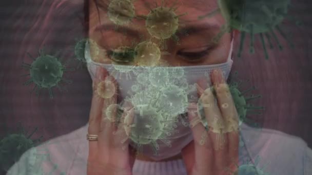 Animering Covid Celler Som Rör Sig Över Kvinnan Ansiktsmask Globalt — Stockvideo