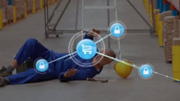 倉庫で働いている間に人が落下する上での接続のネットワークのアニメーション 世界的な出荷と接続の概念デジタル生成されたビデオ — ストック動画