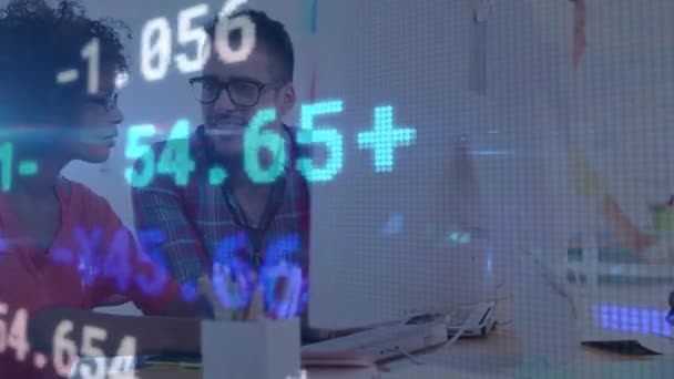 オフィスで話しているビジネスの人々に対する財務データ処理のアニメーション グローバルビジネス デジタルインターフェースの概念デジタルで生成されたビデオ — ストック動画