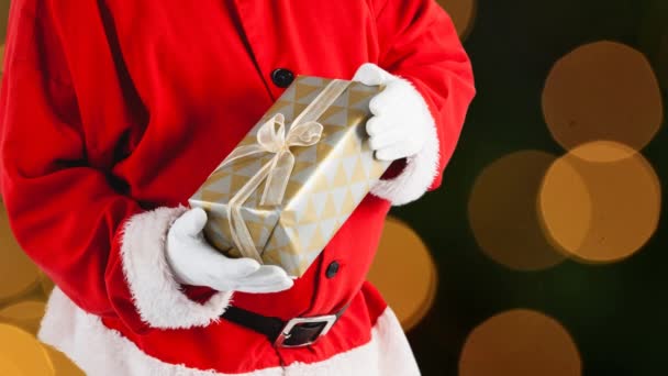 Animation Santa Claus Hålla Jul Närvarande Över Orange Fläckar Ljus — Stockvideo