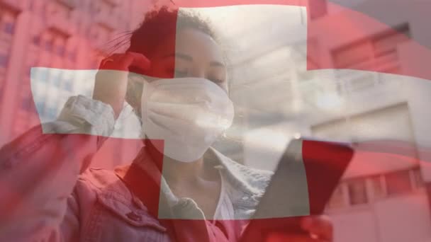 Анимация Флага Швейцарии Махающего Над Женщиной Маске Глобальный Ковид Пандемия — стоковое видео