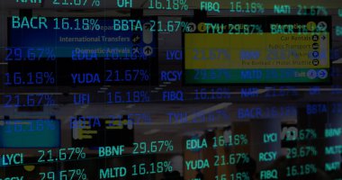 Havaalanındaki ekran panolarına karşı borsa veri işlemenin dijital kompozit görüntüsü. Küresel finans ve iş konsepti. 