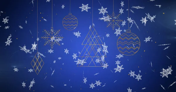 Wizerunek Świąteczne Dekoracje Wiszące Śnieg Spada Niebieskim Tle Koncepcja Święta — Zdjęcie stockowe