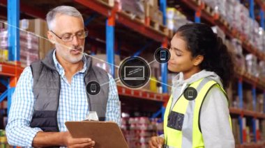 Depoda çalışan insanlar üzerindeki simgelerle bağlantılı ağların animasyonu. küresel gönderim ve bağlantılar konsepti dijital olarak oluşturulmuş video.