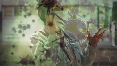 Yüz maskeli bir kadının üzerinde hareket eden kovid 19 hücrenin animasyonu. küresel covid 19 salgın hastalık ve sağlık hizmetleri konsepti dijital olarak oluşturulmuş video.