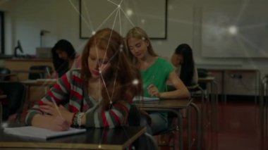 Öğrencilerin öğrenmesi üzerine bağlantı ağının animasyonu. küresel eğitim, dijital arayüz ve bağlantılar dijital olarak oluşturulmuş video konsepti.