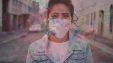 Yüz maskeli bir kadının üzerinde hareket eden kovid 19 hücrenin animasyonu. küresel covid 19 salgın hastalık ve sağlık hizmetleri konsepti dijital olarak oluşturulmuş video.