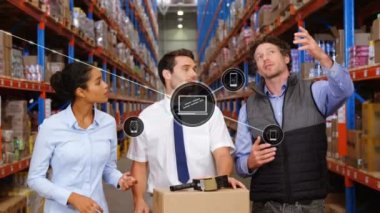 Depoda çalışan insanlar üzerindeki simgelerle bağlantılı ağların animasyonu. küresel gönderim ve bağlantılar konsepti dijital olarak oluşturulmuş video.