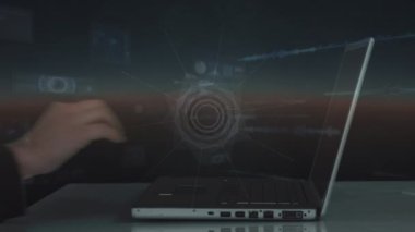 Dizüstü bilgisayarla insan üzerinde hareket eden dünya ve veri işleme animasyonları. küresel sosyal medya, bağlantılar ve dijital arayüz konsepti dijital olarak oluşturulmuş video.