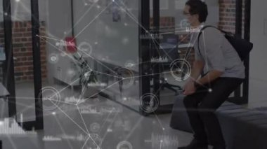 Ofisteki iş adamları üzerinden bağlantı ağının animasyonu. küresel iş, bağlantılar, veri işleme ve teknoloji konsepti dijital olarak oluşturulmuş video.