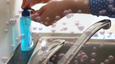 El yıkayan kişinin üzerinde kovid 19 hücrenin animasyonu. küresel covid 19 salgın, ilaç ve sağlık hizmetleri konsepti dijital olarak oluşturulmuş video.