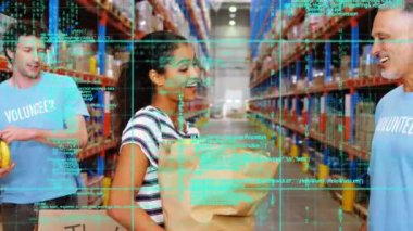 Depoda çalışan farklı insanların veri işleme animasyonları. küresel sevkiyat, dağıtım ve bağlantılar konsepti dijital olarak oluşturulmuş video.