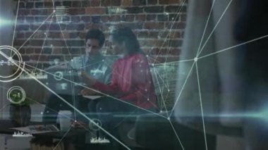Ofisteki iş adamları üzerinden bağlantı ağının animasyonu. küresel iş, bağlantılar, veri işleme ve teknoloji konsepti dijital olarak oluşturulmuş video.
