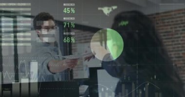 Ofiste maske takan iş adamlarının istatistiklerinin incelenmesi. Global covid 19 salgın hizmetleri konsepti dijital olarak üretilen video konsepti sırasında iş ve ofis işyeri.