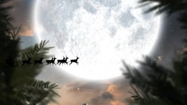 Noel Baba 'nın kızak içindeki animasyonu. Ren geyikleri ayın ve ağaçların üzerinden geçiyor. Noel, gelenek ve kutlama konsepti dijital olarak oluşturuldu.