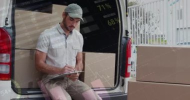 Kutuları arabaya koyan adamın veri işleme animasyonu. küresel sevkiyat, dağıtım ve bağlantılar konsepti dijital olarak oluşturulmuş video.