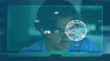 Ofisteki bilgisayarı kullanarak iş adamının üzerinde bağlantıları ve ekranı olan bir dünya animasyonu. küresel bağlantılar, iş ve teknoloji konsepti dijital olarak oluşturulmuş video.