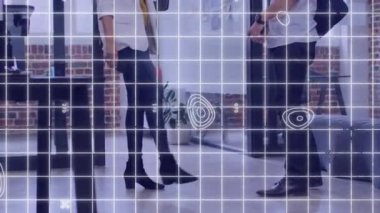 Maskeli kadın ve erkeğin ayaklarıyla selamladığı beyaz çizgilerin animasyonu. küresel covid 19 salgın konsepti dijital olarak oluşturulmuş video.