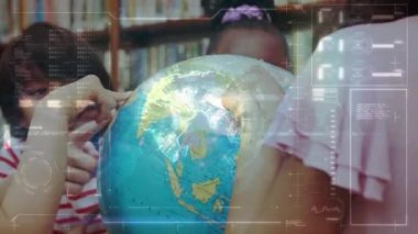Sınıfta dünyaya bakan öğrencilerin veri işleme animasyonları. küresel eğitim, dijital arayüz ve bağlantılar dijital olarak oluşturulmuş video konsepti.