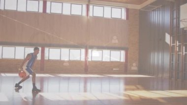 Basketbolcu üzerinden bağlantı ağının animasyonu. küresel dijital arayüz, teknoloji ve bağlantılar konsepti dijital olarak oluşturulmuş video.