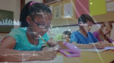 Sınıftaki okul çocukları üzerindeki bağlantı ağlarının animasyonu. küresel eğitim, dijital arayüz ve bağlantılar dijital olarak oluşturulmuş video konsepti.